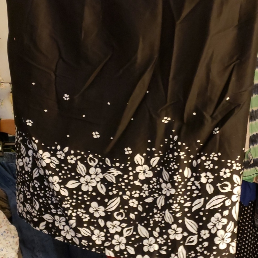 24 W Tahari Black and White Skirt
